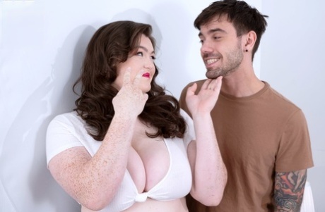 Milly marque des seins énormes nu sympa image